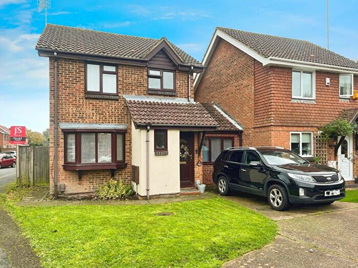 4 Bedroom Link Detached House To Rent In Harlech Close, Worthing, BN13