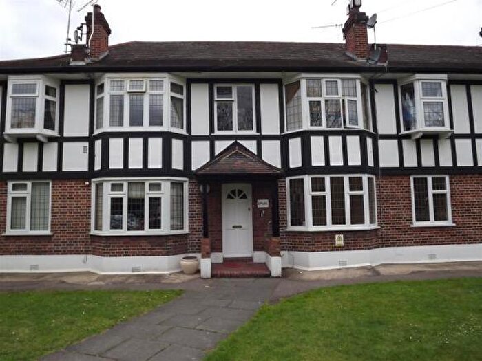 2 Bedroom Flat To Rent In Bedroom Ground Floor Flat – Tudor Court, Walthamstow, E17