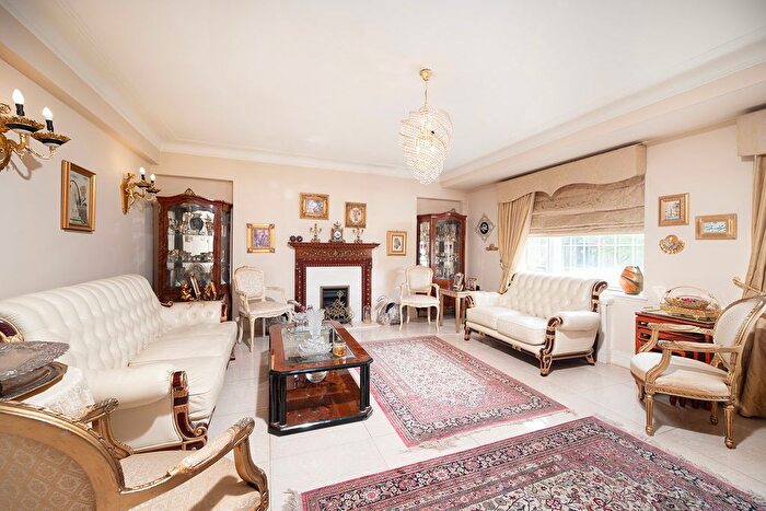 3 Bedroom Flat For Sale In Bentinck Close, - Prince Albert Road, London, NW8