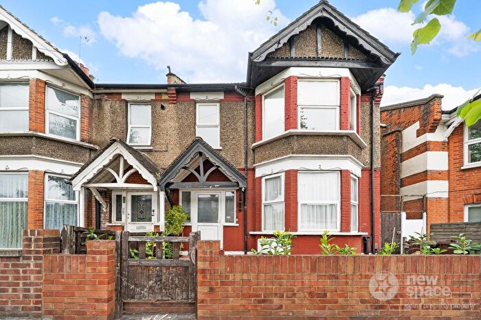 2 Bedroom Flat To Rent In James Lane, London, E10