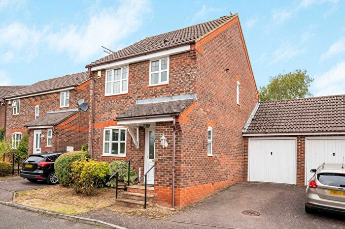 3 Bedroom Link Detached House For Sale In Peppard Close, Redbourn, AL3
