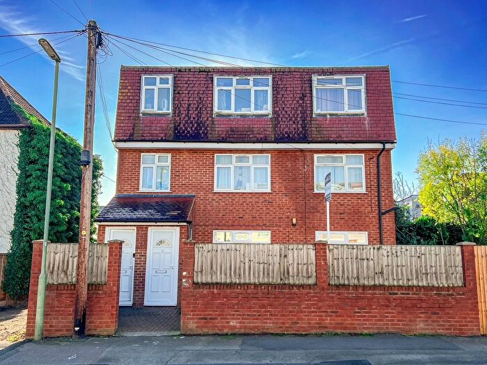 2 Bedroom Flat For Sale In Upper Farm Road, West Molesey, KT8