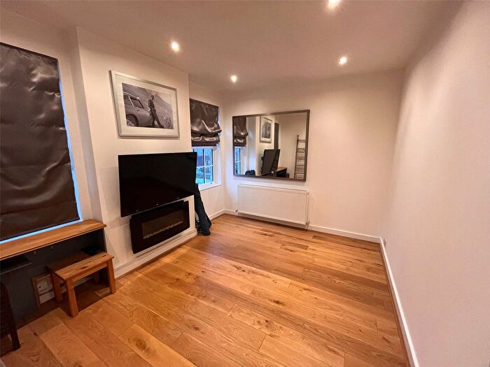 1 Bedroom Flat To Rent In Heddon Court, Cockfosters Road, Cockfosters, Herts, EN4