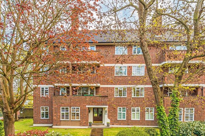 3 Bedroom Flat For Sale In Sheen Court, Richmond, TW10
