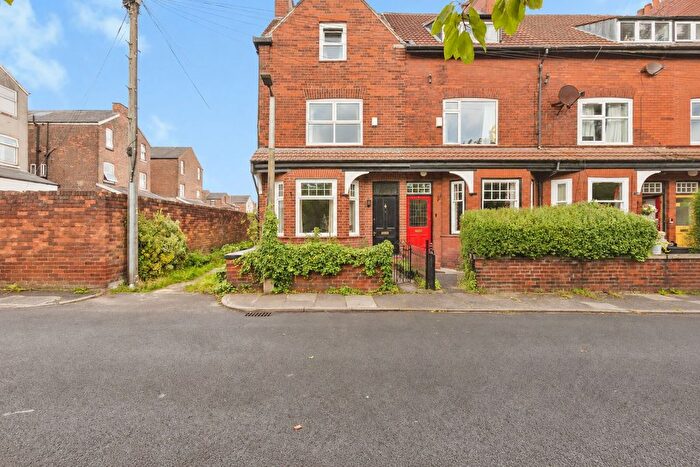 4 Bedroom End Of Terrace House For Sale In Howard Avenue, Stockport, SK4