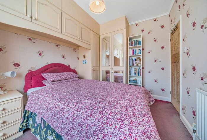 2 Bedroom Bungalow For Sale In Hammond Ave, Mitcham, Surrey, CR4