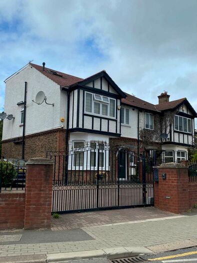 6 Bedroom Semi-Detached House To Rent In Green Lane, Burnt Oak, HA8