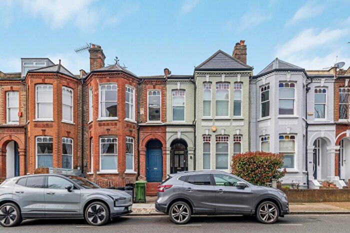 2 Bedroom Flat For Sale In Roseleigh Avenue, Highbury, London, N5