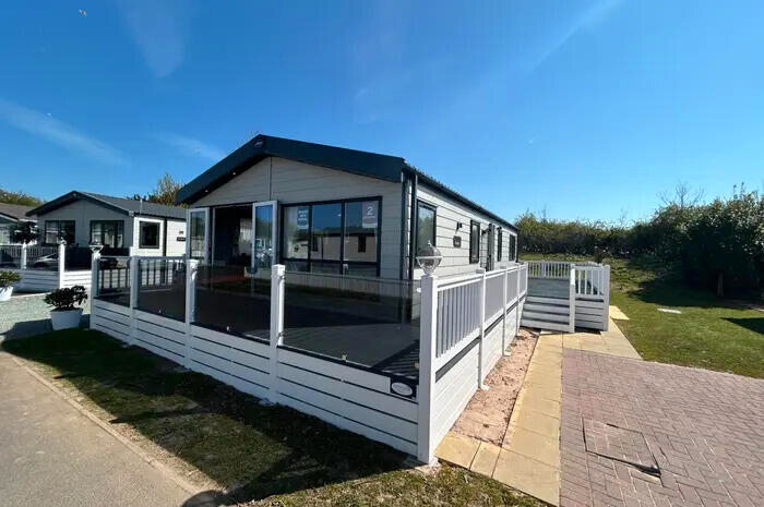 2 Bedroom Park Home For Sale In Birchington Vale, Birchington, CT7