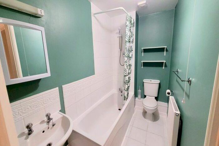 2 Bedroom Flat To Rent In Pinhigh Place, Salford, M6