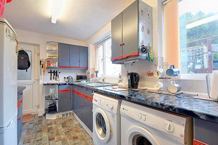 3 Bedroom End Of Terrace House For Sale In Lee Street, Brighouse, HD6