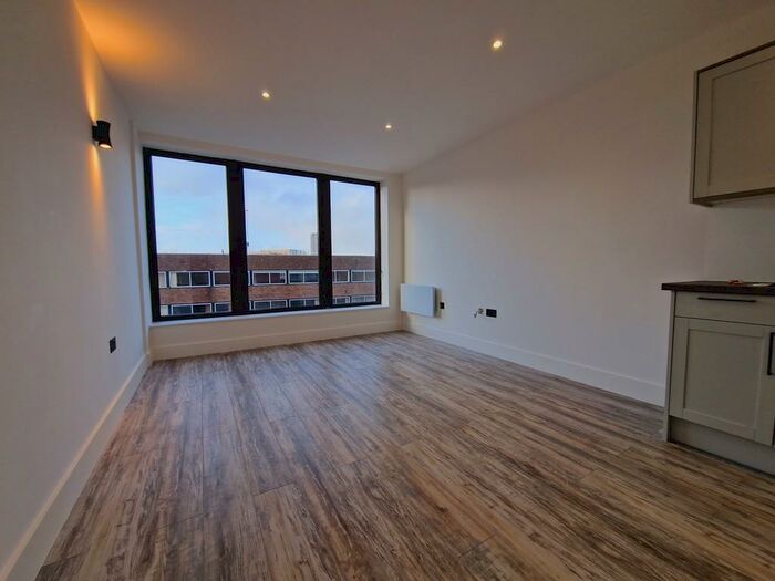 1 Bedroom Apartment To Rent In Kingsbridge Point, SN1
