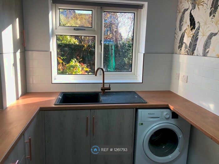 2 Bedroom Flat To Rent In Chestnut Close, West Drayton UB7