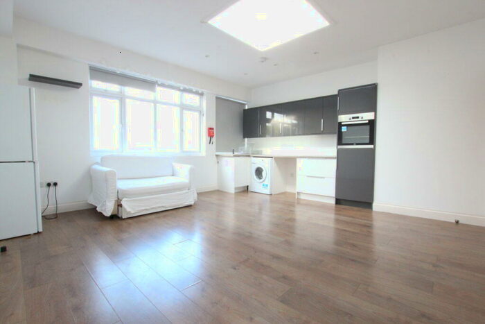 2 Bedroom Flat To Rent In Vale Road, London, N4