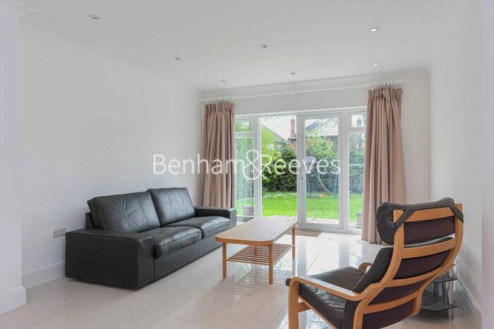 4 Bedroom Detached House To Rent In East Close, Ealing, W5