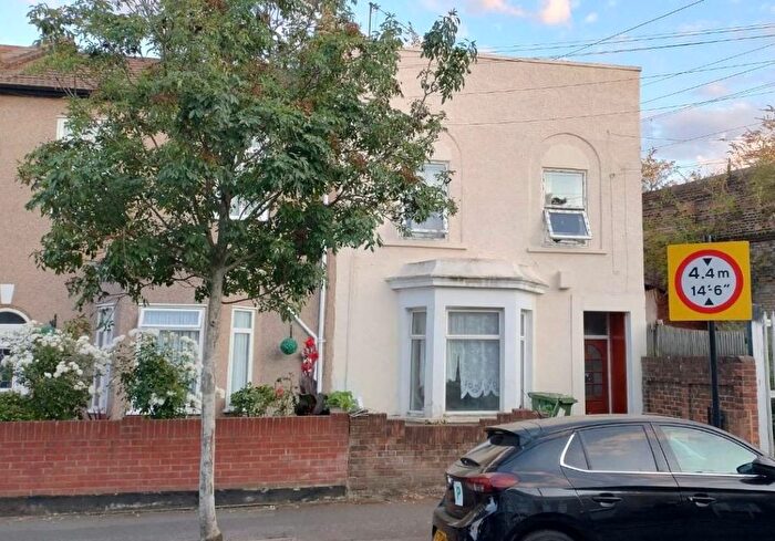 2 Bedroom Flat For Sale In Ground Floor Flat, Bignold Road, Forest Gate, London, E7