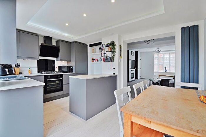 3 Bedroom Semi-Detached House To Rent In Lyminster Road, Sheffield, S6