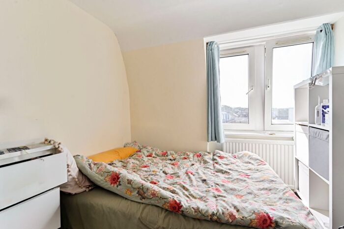 3 Bedroom Flat To Rent In Wandsworth Road, Clapham, London, SW8