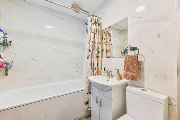 2 Bedroom Flat To Rent In Endlesham Road, Balham, London, SW12