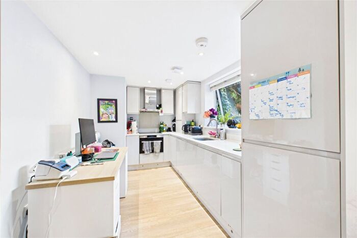 1 Bedroom Apartment To Rent In Ray Park Avenue, Maidenhead, Berkshire, SL6