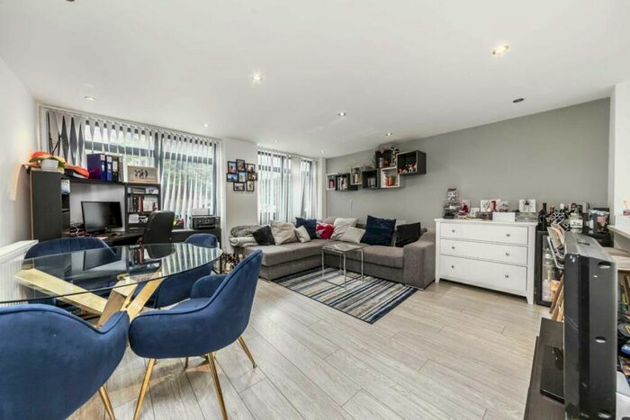 2 Bedroom Flat To Rent In Colney Hatch Lane, London, N10