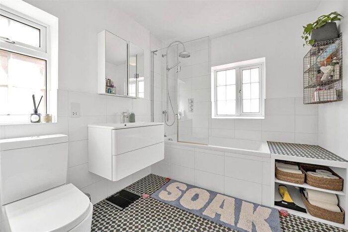 4 Bedroom Semi-Detached House For Sale In Barnfield Road, Harpenden, AL5