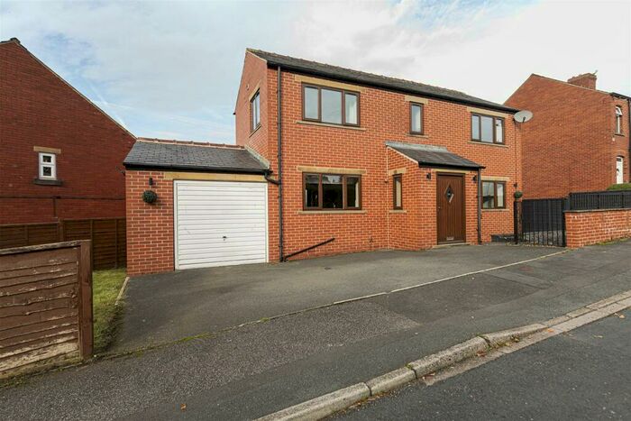 3 Bedroom Detached House For Sale In Turnshaw Avenue, Huddersfield, HD8