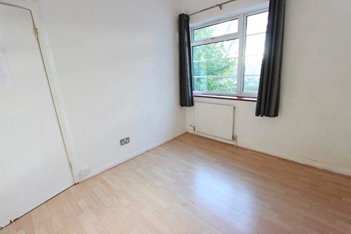 2 Bedroom Flat To Rent In Nether Street, London, N12