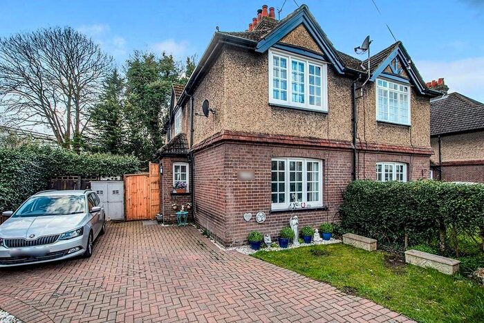 3 Bedroom Semi-Detached House To Rent In London Road, Hemel Hempstead, Hertfordshire, HP3