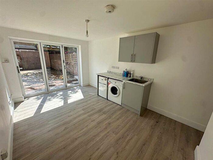 Studio To Rent In Greenleaf Road, London, E17