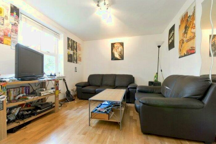 3 Bedroom Flat To Rent In Kenninghall Road, Clapton, E5