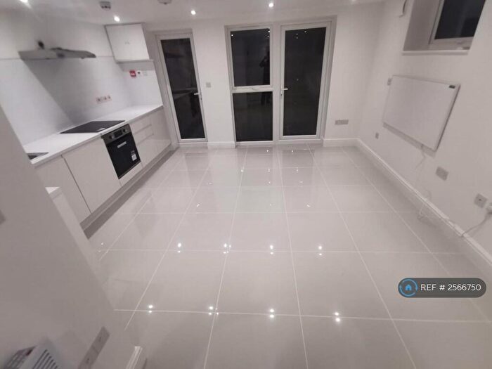 Studio To Rent In Finchley Road, London, NW11