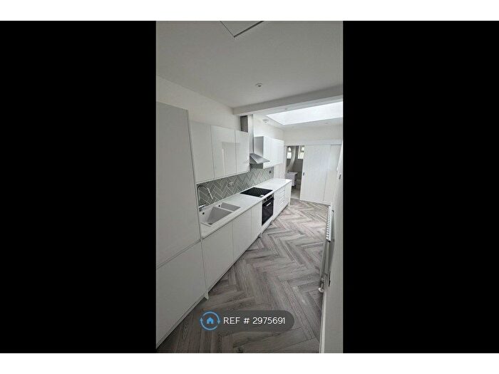 2 Bedroom Flat To Rent In Harold Wood, Romford, RM3