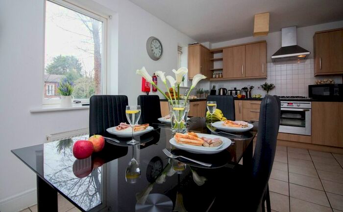 4 Bedroom Flat To Rent In Vulcan Drive, Bracknell, RG12