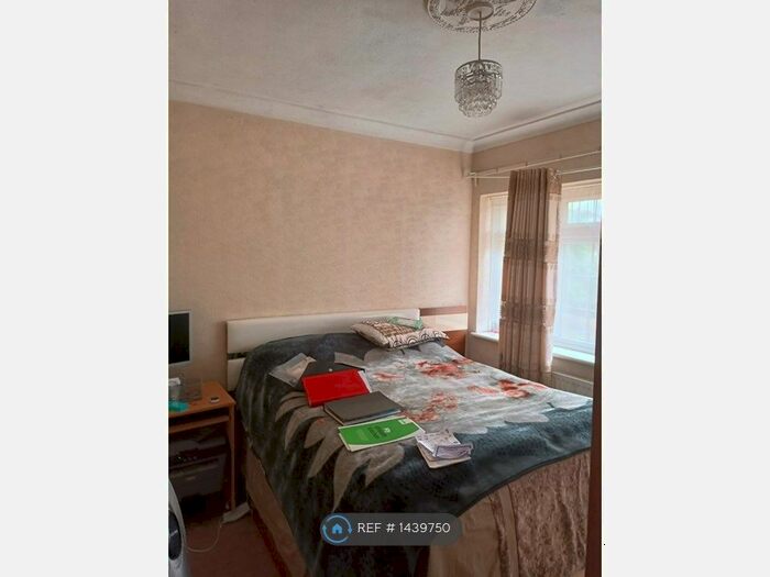 5 Bedroom Semi-Detached House To Rent In Wykeham Green, Dagenham, RM9