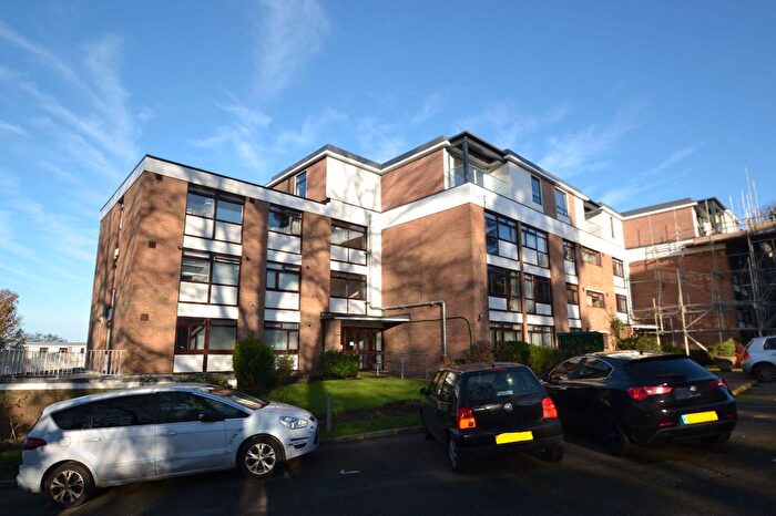 2 Bedroom Flat To Rent In Beechcroft Manor, Weybridge, KT13