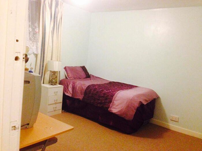 5 Bedroom Flat To Rent In Marston House, Redhill, RH1