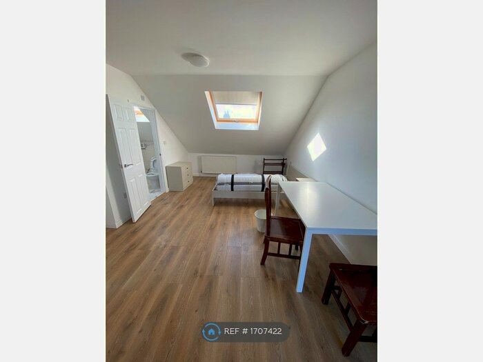 Studio To Rent In London, London, SW12