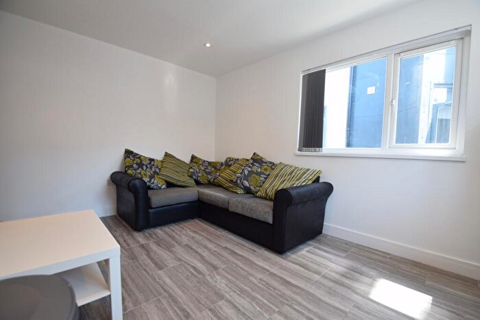 2 Bedroom Flat To Rent In City Road, Roath, CF24