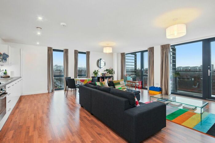 2 Bedroom Flat To Rent In Bloemfontein Road, Shepherd's Bush, London, W12