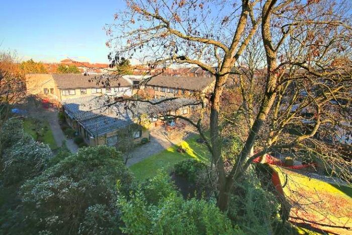 3 Bedroom Flat To Rent In Coronation Court London, W10 6al #399231