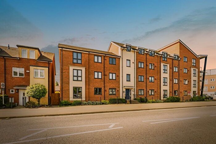 2 Bedroom Flat For Sale In Bicester Road, Aylesbury, HP19