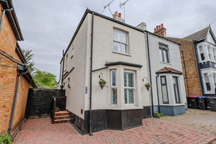3 Bedroom Semi-Detached House For Sale In Lymington Avenue, Leigh-On-Sea, SS9