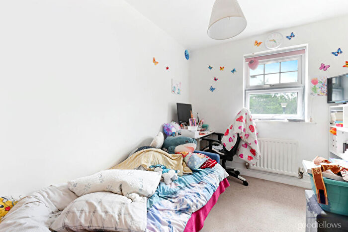 2 Bedroom Apartment For Sale In Yenston Close, Morden, SM4