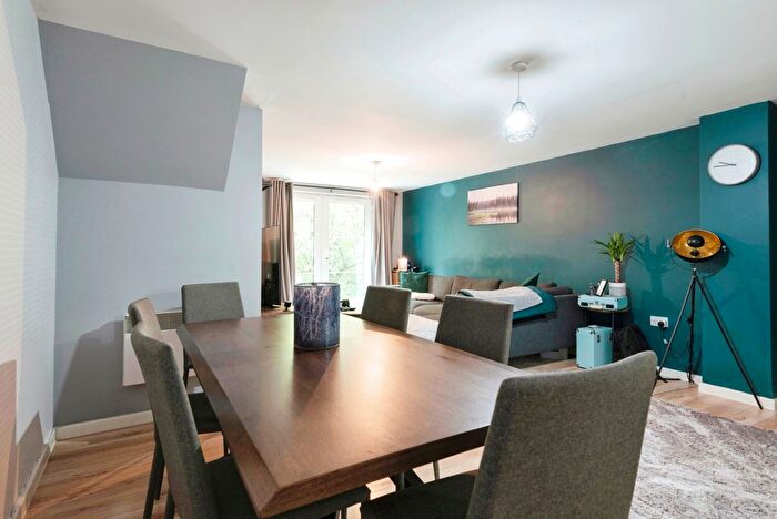 2 Bedroom Flat For Sale In Grove Road, Hitchin, Hertfordshire, SG4