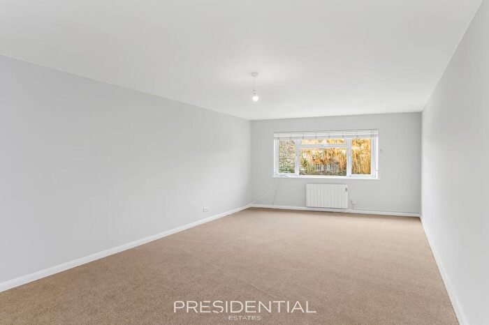 2 Bedroom Flat For Sale In Petersen Court Lower Road, Loughton, IG10
