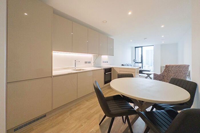 2 Bedroom Apartment To Rent In Queen Street, Salford, M3