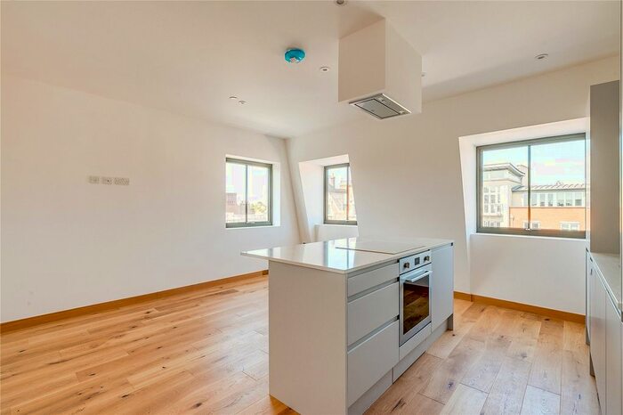 2 Bedroom Flat To Rent In Clapham High Street, London, SW4