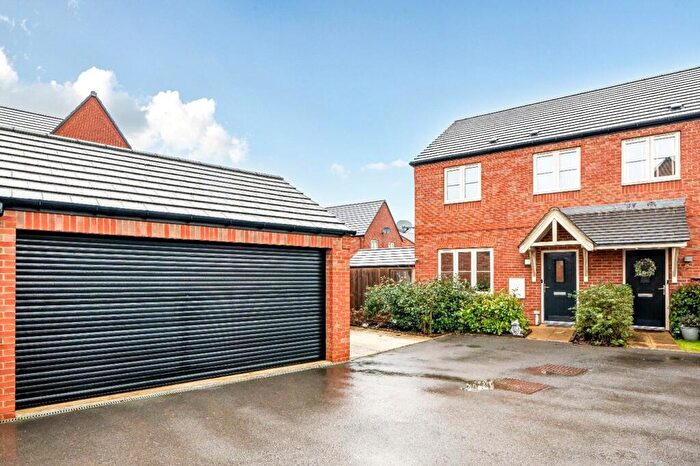 3 Bedroom Semi Detached House For Sale In Bennett Drive, Banbury, Oxfordshire, OX16