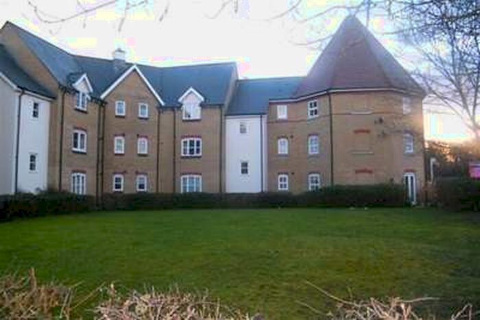 2 Bedroom Flat To Rent In Noak Bridge, SS15